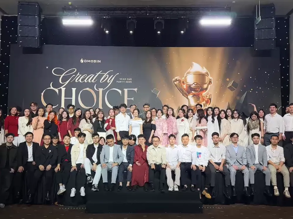 Toàn thể nhân sự Dmobin chụp ảnh kỷ niệm trên sân khấu sự kiện thường niên ‘Great by Choice’