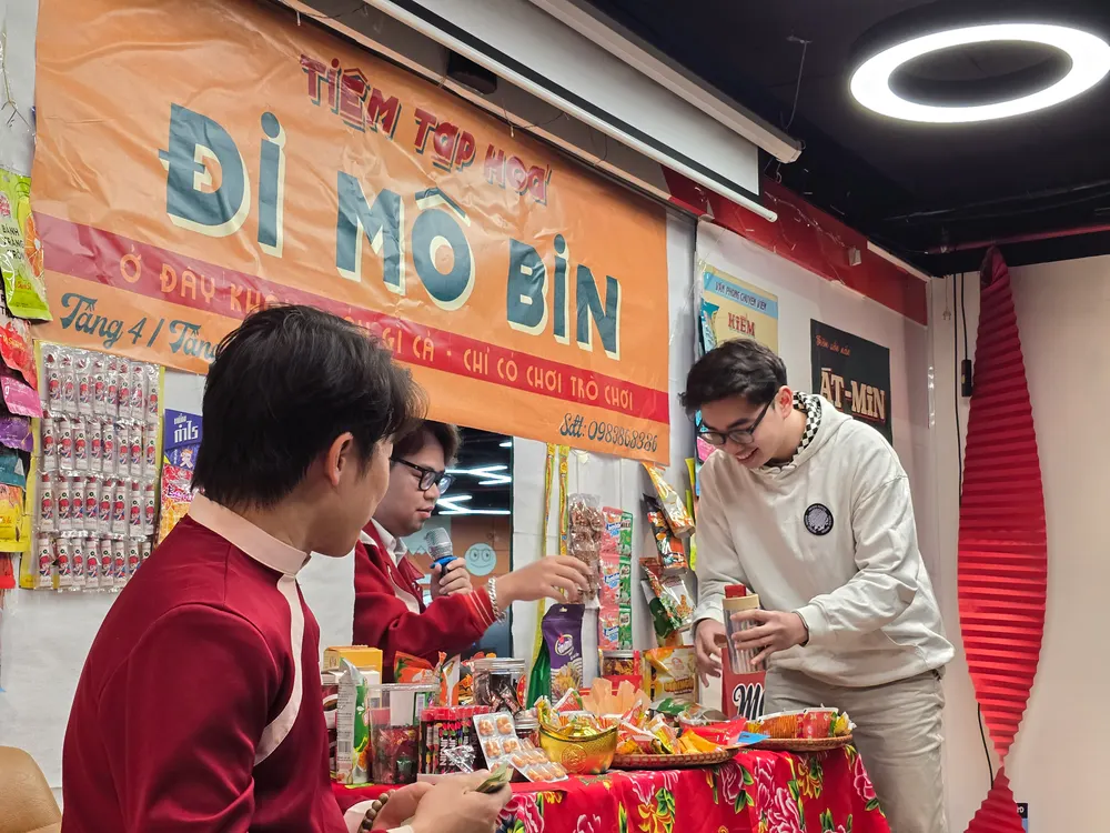 Nhân viên Dmobin hoá thân thành chủ ‘Tiệm tạp hoá Đi Mô Bin’ trong hoạt động team building